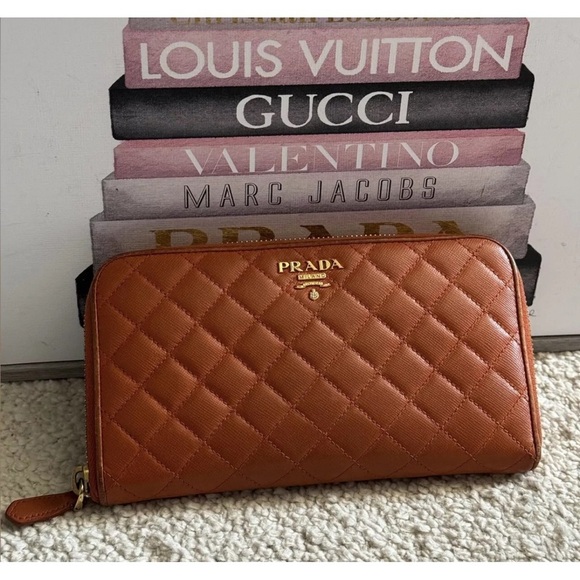 PRADA Saffiano Quilts- Quilted Leather Zippy Wallet- Papaya- Authentic 1M0506 - Picture 6 of 6